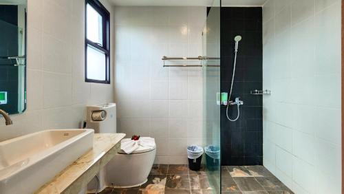 uma casa de banho com uma banheira, um WC e um chuveiro em The La Valle'e Resort em Khao Lak