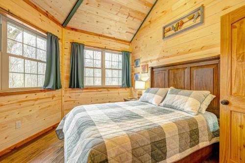 1 dormitorio con 1 cama en una cabaña de madera en Greenbrier Beechhouse Luxury Treehouse, en Greenbrier