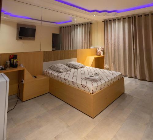 um quarto com uma cama no meio de um quarto em Motel Tenda em Seabra