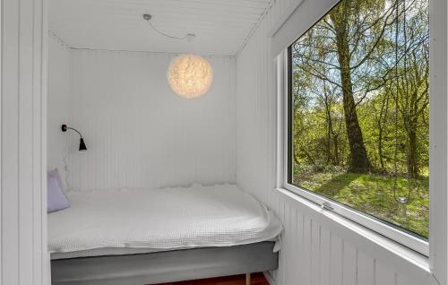 mały pokój z oknem i łóżkiem w obiekcie Amazing Home In Tranekr With Jacuzzi w mieście Tranekær