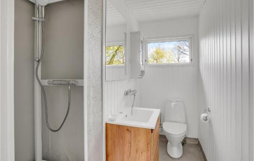 Koupelna v ubytování Amazing Home In Tranekr With Jacuzzi