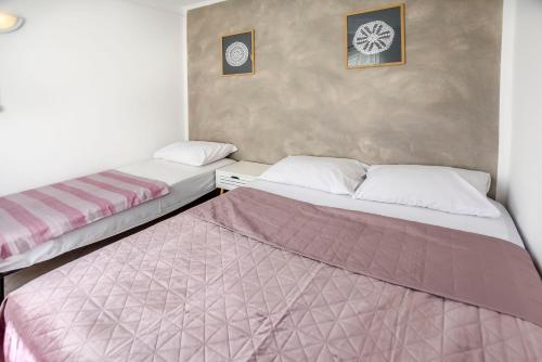 dos camas sentadas una al lado de la otra en una habitación en House Zora en Otok Zizanj