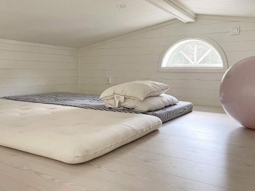 een groot bed in een kamer met een raam bij Holiday home ROCKNEBY IV in Rockneby