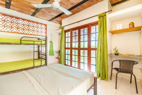 - une chambre avec des lits superposés et un bureau dans l'établissement Casa Tara, à Taganga