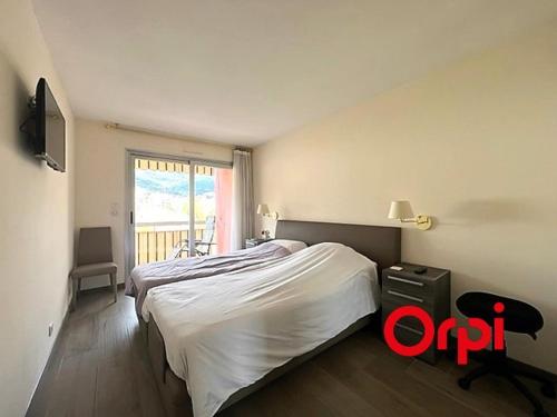 - une chambre avec un lit, une fenêtre et une télévision dans l'établissement Appartement lumineux proche plages et centre-ville avec clim, balcons et parking inclus - FR-1-647-18, à Menton