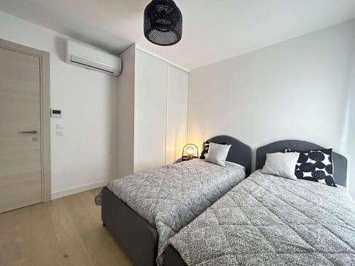 - une chambre avec un lit à côté d'une porte dans l'établissement **Sainte-Maxime: Appart Neuf 2 Pièces, Terrasse, Clim, 4 Couchages** - FR-1-226-519, à Sainte-Maxime
