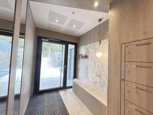 Cette chambre dispose d'un couloir avec une porte coulissante en verre. dans l'établissement **Sainte-Maxime: Appart Neuf 2 Pièces, Terrasse, Clim, 4 Couchages** - FR-1-226-519, à Sainte-Maxime