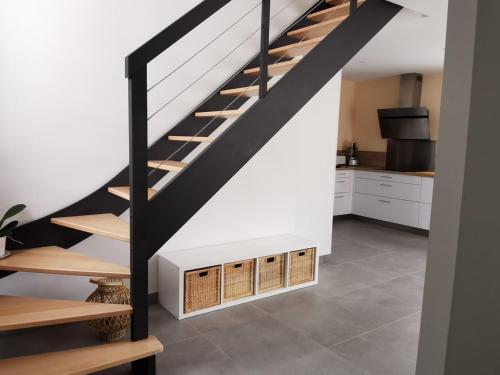 un escalier dans une maison avec un mur blanc dans l'établissement Villa 4* avec Piscine, 4 Chambres, Proche Plage - La Tranche-sur-Mer - FR-1-194-259, à La Tranche-sur-Mer