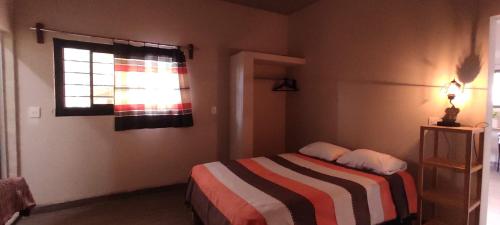 sypialnia z łóżkiem i oknem w obiekcie Casa de huéspedes con lo que necesitas para ti w mieście San Pablo Villa de Mitla