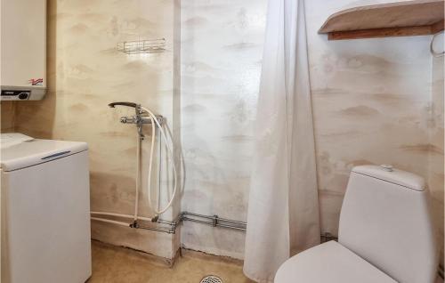 uma casa de banho com um WC e um chuveiro em Stunning Home In Hovenset With 3 Bedrooms em Hovenäset