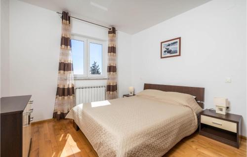 a bedroom with a bed and a window at Pet Friendly Apartment In Icici With Wifi in Ičići