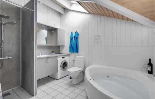 Bolilmarkにある4 Bedroom Cozy Home In Rmのバスルーム(バスタブ、トイレ、洗濯機付)