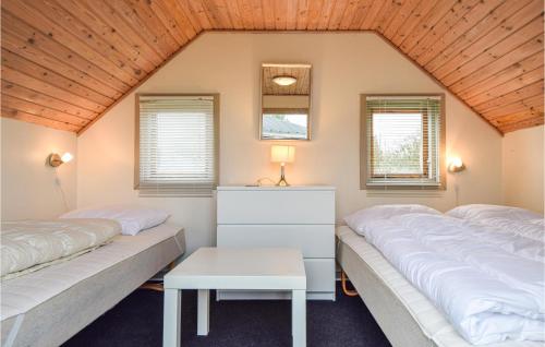 Zimmer mit 2 Betten und einem Tisch in der Unterkunft 3 Bedroom Amazing Home In Otterup in Otterup