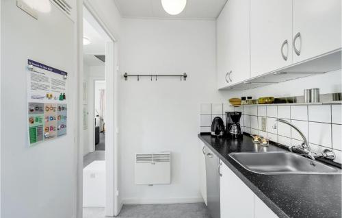 NymindegabにあるNice Home In Nrre Nebel With 1 Bedrooms And Wifiの白いキッチン(シンク、カウンター付)