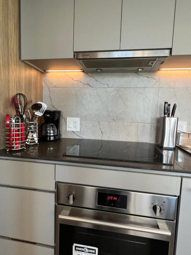 Кухня или мини-кухня в Beautiful one bedroom downtown Condo with pool and free parking
