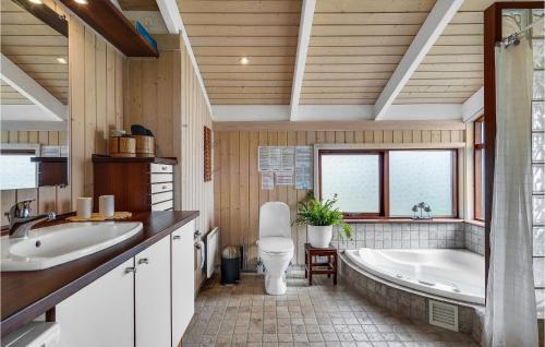 Beautiful Home In Humble With 3 Bedrooms, Sauna And Wifi tesisinde bir banyo