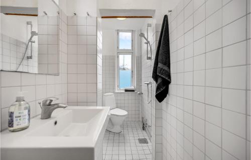 uma casa de banho branca com um lavatório e um WC em Beautiful Apartment In Aarhus C With Wifi em Aarhus