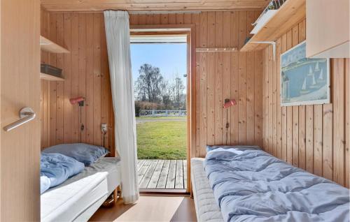 Humbleにある4 Bedroom Cozy Home In Humbleのベッド2台とガラスのスライドドアが備わる客室です。