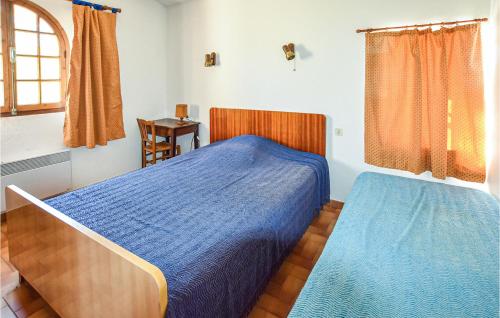Saint-Marcellin-lès-Vaisonにある1 Bedroom Stunning Home In St Marcellin Ls Vaisoのベッドルーム1室(青いシーツと窓付きのベッド2台付)