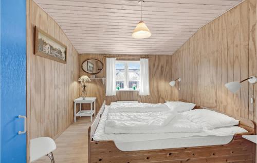 BolilmarkにあるNice Home In Rm With Wifiの木製の壁に大きなベッドが備わるベッドルーム1室