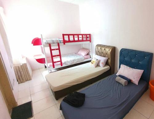 une chambre avec deux lits superposés et un canapé dans l'établissement Vision Homestay, à Seremban
