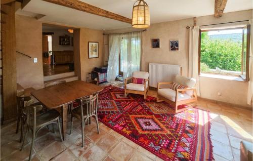 - un salon avec une table, des chaises et un tapis dans l'établissement Gorgeous Home In St Maurice Navacelles, à La Vacquerie-et-Saint-Martin-de-Castries