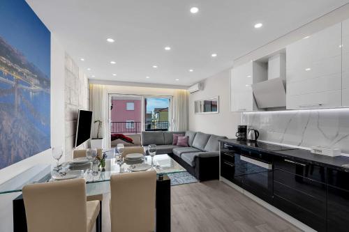 Cliffside Breeze Apartment