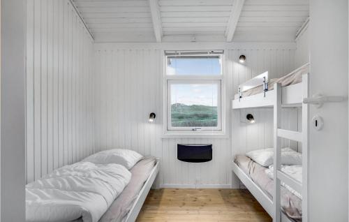 ロンストラップにあるGorgeous Home In Hjrring With Saunaのベッドルーム1室(二段ベッド2台、窓付)が備わります。