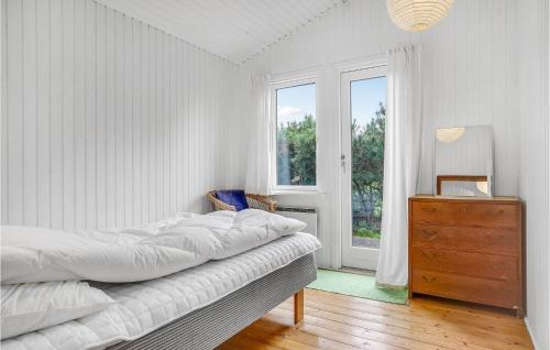 Rygård StrandにあるPet Friendly Home In Allingbro With House Sea Viewのベッドルーム1室(ベッド1台、ドレッサー、窓付)