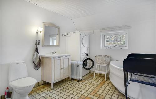 La salle de bains est pourvue d'une baignoire, de toilettes et d'un lavabo. dans l'établissement Beautiful Home In Nykbing Sj With Kitchen, à Nykøbing Sjælland