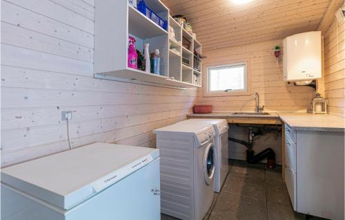 una pequeña cocina con lavadora y fregadero en Nice Home In Nex With Wifi, en Bedegård