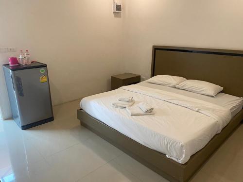 um quarto com uma cama com duas toalhas em S.E.T Thanmongkol Residence em Bangkok