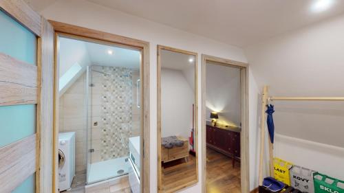 um pequeno quarto com uma escada e um quarto com um quarto em Apartman Ateliér Vary v nově zrekonstruovaném domě em Karlovy Vary