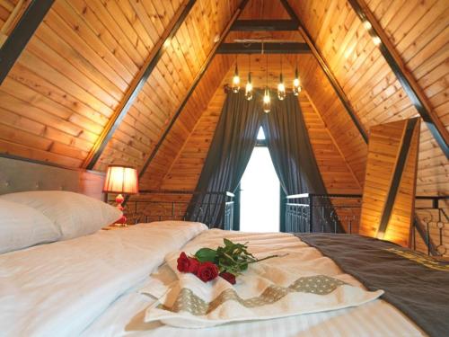 Een bed of bedden in een kamer bij SİVAS ÇAMLICA TERMAL BUNGALOW