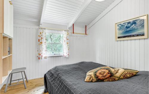 een slaapkamer met een bed, een stoel en een raam bij Awesome Home In Ebeltoft With 2 Bedrooms And Wifi in Ebeltoft