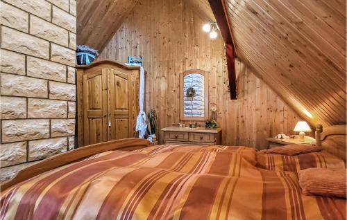 sypialnia z łóżkiem i kamienną ścianą w obiekcie 3 Bedroom Stunning Home In Jena w mieście Jena