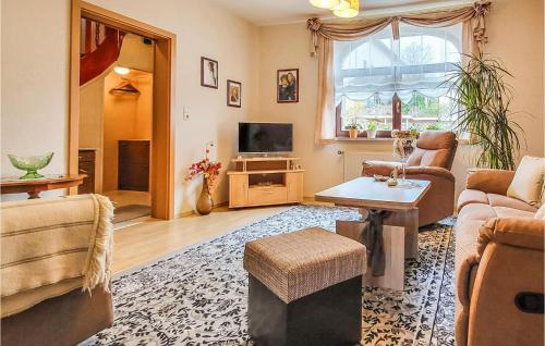 Μια τηλεόραση ή/και κέντρο ψυχαγωγίας στο Awesome Home In Jena With Wifi