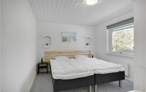 ホにあるBeautiful Home In Blvand With 5 Bedrooms, Wifi And Indoor Swimming Poolの窓付きの部屋にベッド付きのベッドルーム1室があります。