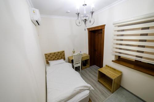 Ένα ή περισσότερα κρεβάτια σε δωμάτιο στο Khans Palace Hotel