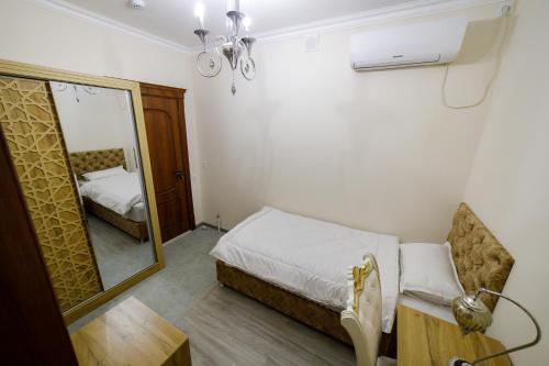 Ένα ή περισσότερα κρεβάτια σε δωμάτιο στο Khans Palace Hotel