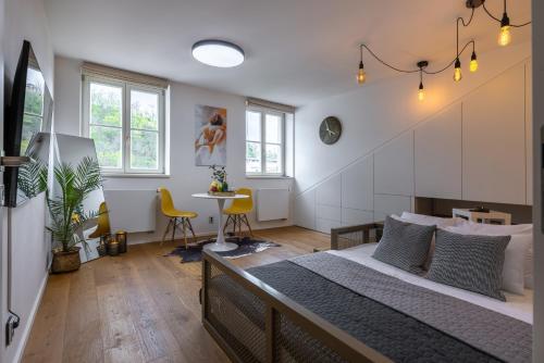 1 dormitorio con 1 cama grande y 1 mesa en Luxurious, charming studio perfect for couples, en Praga