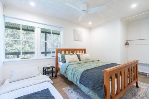 a bedroom with two beds and a ceiling fan at Harberts Lodge Yarra Valley in Launching Place