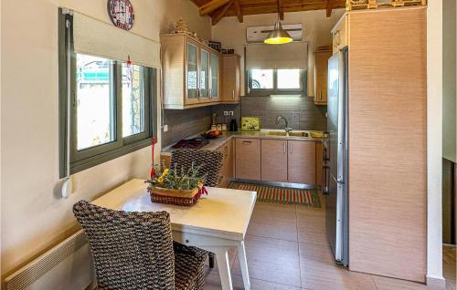 Η κουζίνα ή μικρή κουζίνα στο Nice Home In Xiropigado With Wifi