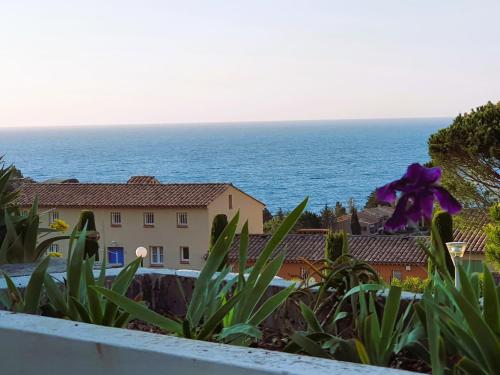une vue sur l'océan depuis le balcon d'une maison dans l'établissement Plage à pieds, à Théoule-sur-Mer