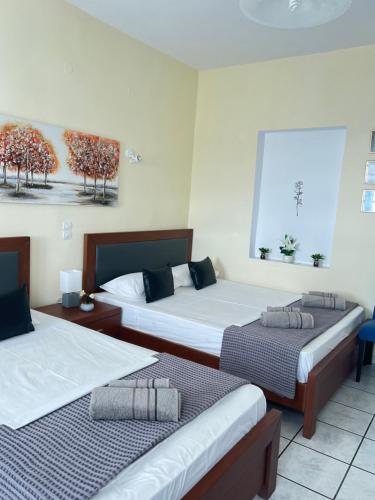 מיטה או מיטות בחדר ב-Mihaela Apartments Sifnos