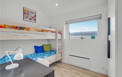 オテルプにあるAwesome Home In Otterup With Wifiのベッドルーム1室(二段ベッド、デスク、窓付)
