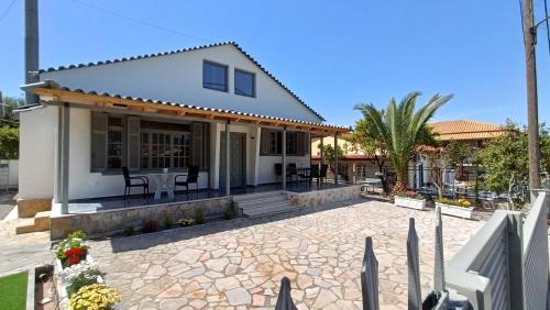 カラマタにあるVilla Armoniaのパティオ付きの家