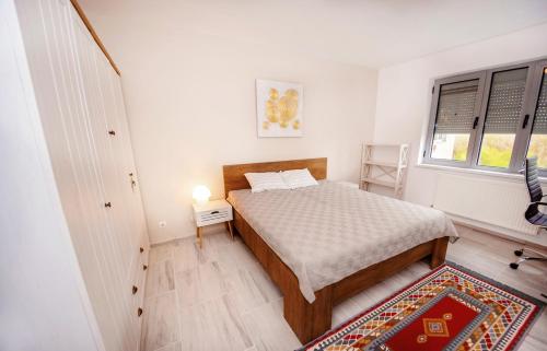 Habitación pequeña con cama y ventana en Sara Sea View Apartments - ByChoice, en Olimp