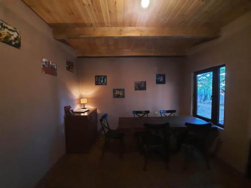 Zimmer mit Stühlen, einem Tisch und einem Fenster in der Unterkunft Dali Guest House in Oni