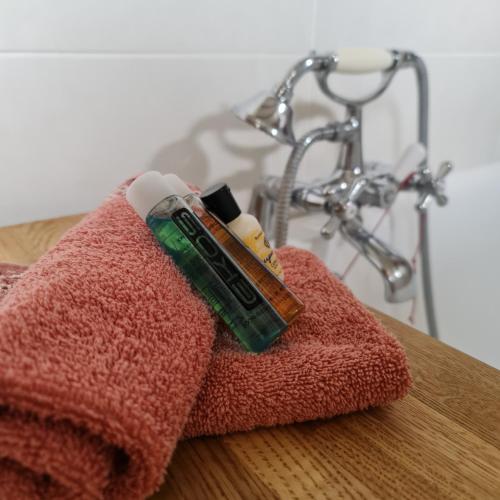 une serviette rouge avec deux bouteilles dessus dans l'établissement La Longère d'Ecottes, à Licques